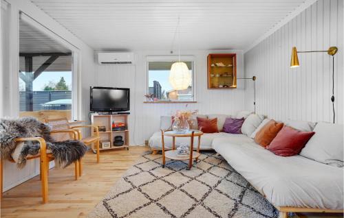 Ronde House | Stunning Home In Rønde With Kitchen