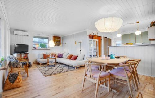 Ronde House | Stunning Home In Rønde With Kitchen