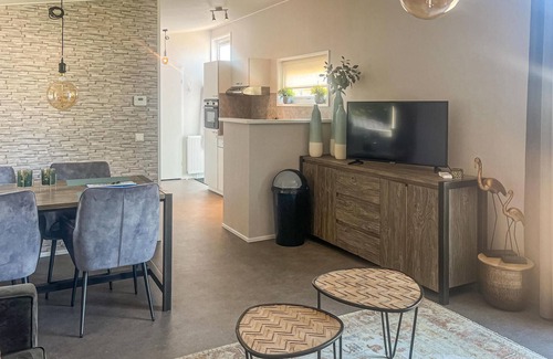 Scherpenisse House | Stunning home in Scherpenisse with WiFi