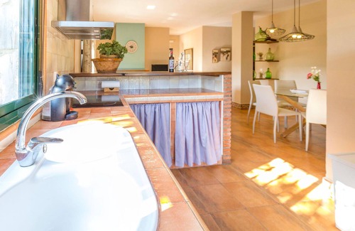 Ubrique House | Stunning home in Ubrique with kitchen