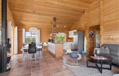 Vinderup House | Stunning Home In Vinderup With Kitchen