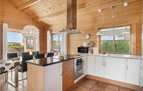 Vinderup House | Stunning Home In Vinderup With Kitchen