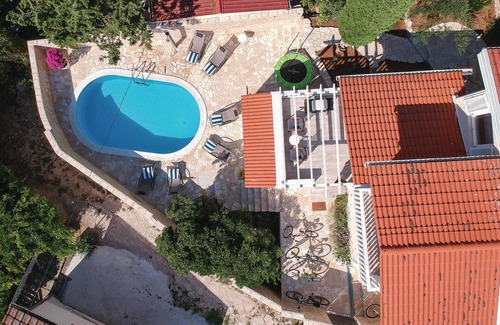 Vrboska House | Stunning home in Vrboska with kitchen