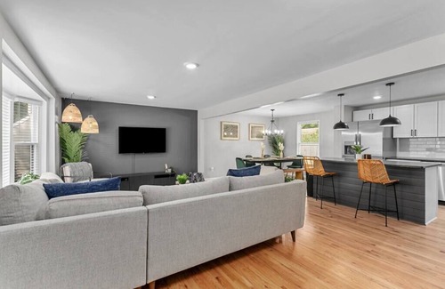 Lenexa House | Stunning Home|SunRoom+Fenced In Yard+Garage!