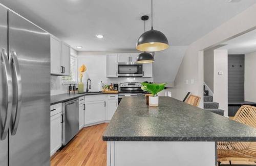 Lenexa House | Stunning Home|SunRoom+Fenced In Yard+Garage!