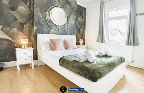 Wood Green House | Stunning House By LS2G Short Lets & Serviced Accommodation Greater London With Free WIFI