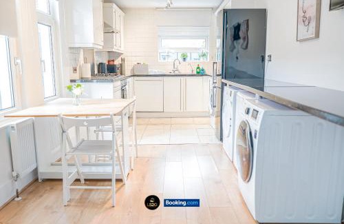 Wood Green House | Stunning House By LS2G Short Lets & Serviced Accommodation Greater London With Free WIFI