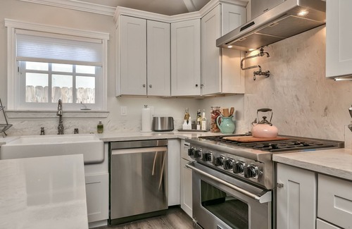 Santa Barbara House | STUNNING in Santa Barbara 3 Bed/2 Bath 7 DAYS MIN SHORT TERM WELCOMED
