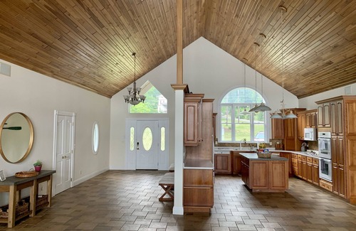 Penn Yan House | Stunning Keuka Lake House! Kayak, SUP, fish, swim, campfires
