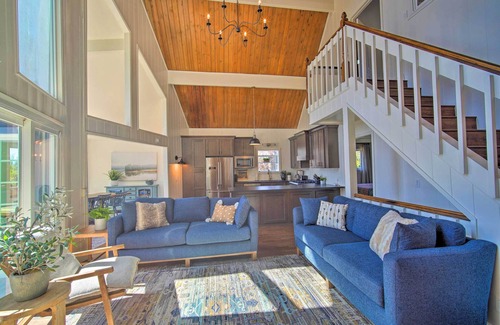 Lake Arrowhead House | Stunning Lake Arrowhead Home: Decks & Hot Tub