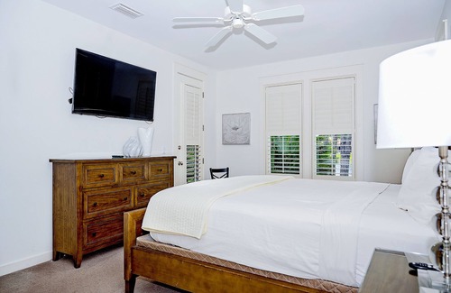 Laurel Grove House | STUNNING LAKE FRONT ~ Golf Cart ~ FREE Activities, Pool, Hot tub, Gym, WiFi