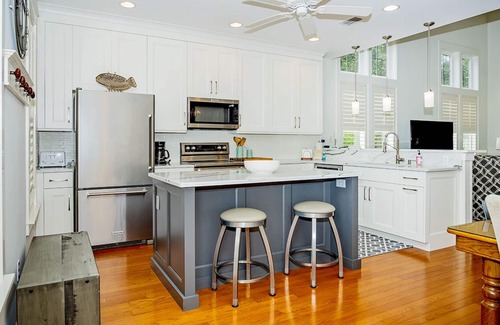 Laurel Grove House | STUNNING LAKE FRONT ~ Golf Cart ~ FREE Activities, Pool, Hot tub, Gym, WiFi