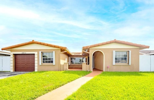 Pembroke Pines Villa | Stunning Lake-Front Villa with Pool & Spa