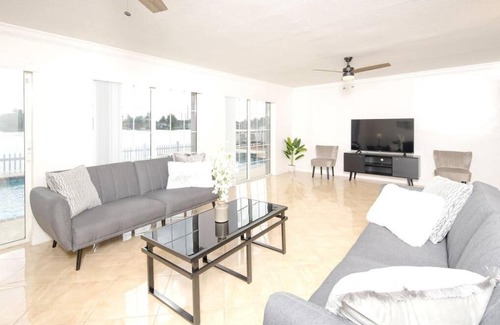 Pembroke Pines Villa | Stunning Lake-Front Villa with Pool & Spa