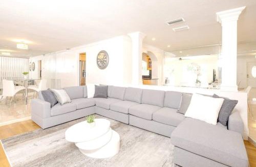 Pembroke Pines Villa | Stunning Lake-Front Villa with Pool & Spa