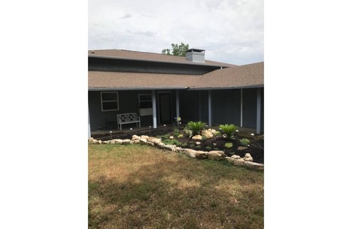 Morgan House | Stunning Lake Whitney Home, 3 minute walk to fishing, swimming and boat launch