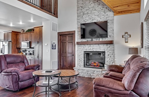 Indian Point Cottage | Stunning Lakefront Lodge on Indian Point! 5 BR, 4BA! Bring the Whole Family!