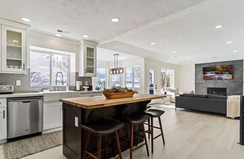 Huntsville House | Stunning Lakefront Retreat with Jacuzzi and Unobstructed Mountain Views