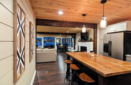 Brooklyn House | Stunning Lakefront Retreat 4 min to Brooklyn - 24 min to Jackson