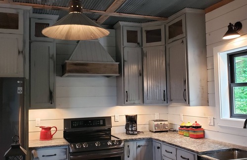 Byrdstown House | Stunning Lakehouse, 3 min. to Sunset Marina, 4,000 sq ft., sleeps 13