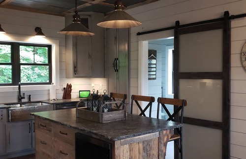 Byrdstown House | Stunning Lakehouse, 3 min. to Sunset Marina, 4,000 sq ft., sleeps 13