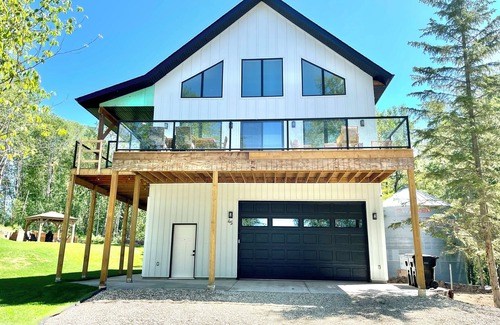 Silver Sands Cottage | Stunning Lakeview Cottage at Lake Ilse * Games Room * 5 mins to Seba - Sleeps 15
