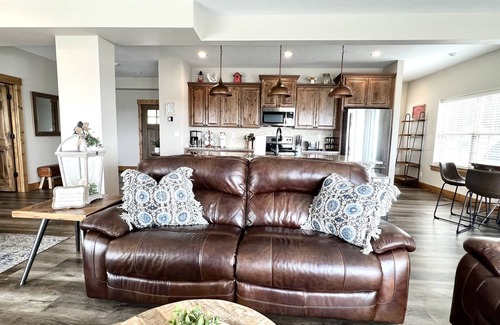 Table Rock House | Stunning Lakeviews 🌅Sunset Rock Lodge/Hot Tub/🔥Pit Table-Gameroom-Cmty Pools!