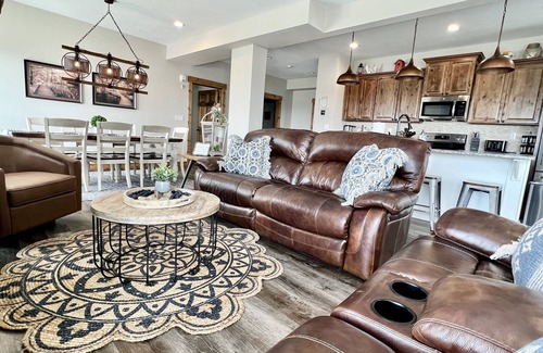 Table Rock House | Stunning Lakeviews 🌅Sunset Rock Lodge/Hot Tub/🔥Pit Table-Gameroom-Cmty Pools!
