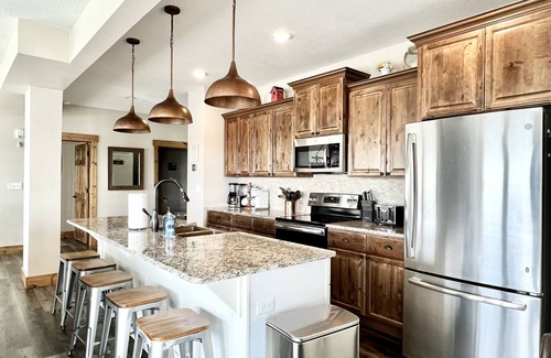 Table Rock House | Stunning Lakeviews 🌅Sunset Rock Lodge/Hot Tub/🔥Pit Table-Gameroom-Cmty Pools!