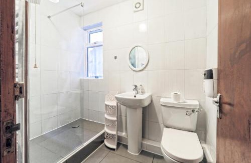 Bowes Apartment | Stunning, large 1 bed riverside flat