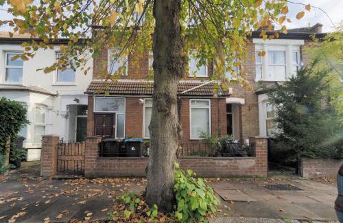 Bowes Apartment | Stunning, large 1 bed riverside flat