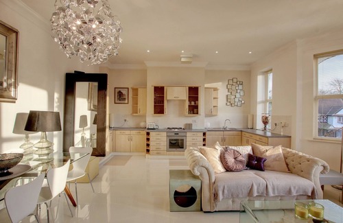 Moseley Apartment | Stunning Large Grand Apartment in Upmarket area, Wifi, Pets allowed