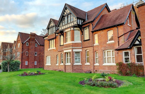 Moseley Apartment | Stunning Large Grand Apartment in Upmarket area, Wifi, Pets allowed