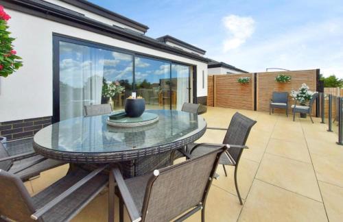 South Benfleet House | STUNNING LARGE GROUP 5 Bedroom House