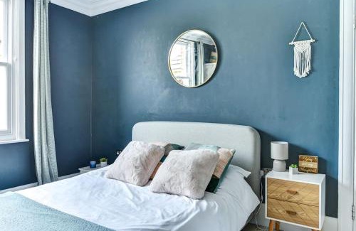 Hove Villa | Stunning large house by the sea