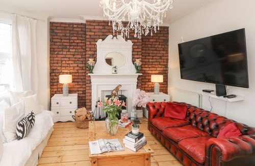Gabalfa House | STUNNING LARGE VICTORIAN TOWNHOUSE, pet friendly in Cardiff