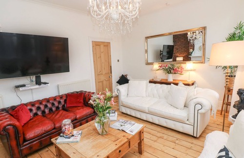 Gabalfa House | STUNNING LARGE VICTORIAN TOWNHOUSE, pet friendly in Cardiff