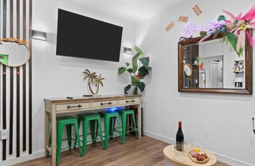 West Little Havana Apartment | Stunning Little Havana Suites Close to airport, Calle Ocho, Brickell, Wynwood and the Beaches - Free Parking