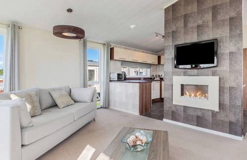 Wiseman's Bridge Ski Chalet | Stunning lodge with one double with en suite walk in shower and one twin.