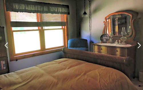 Eldorado House | Stunning Log Cabin Rental with a Fireplace near the Volga River State Recreation Area, Iowa