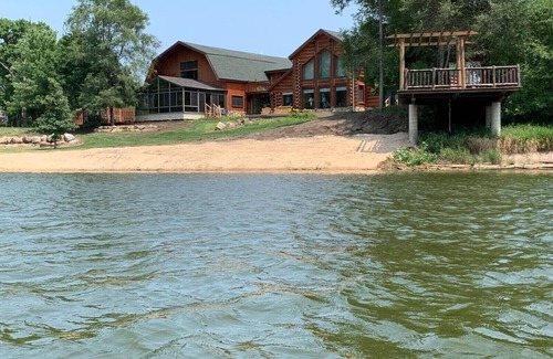 Kesley House | Stunning Log Cabin W/River Views and Hot Tub