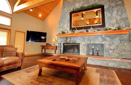 Estes Park House | Stunning Log Home Retreat - River Runs Through it