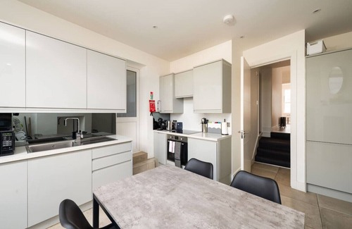 Muswell Hill Condo | Stunning London Home - Newly furnished (MHB352)