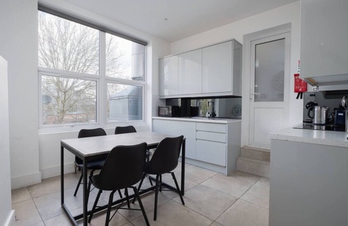 Muswell Hill Condo | Stunning London Home - Newly furnished (MHB352)