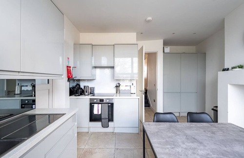 Muswell Hill Condo | Stunning London Home - Newly furnished (MHB352)