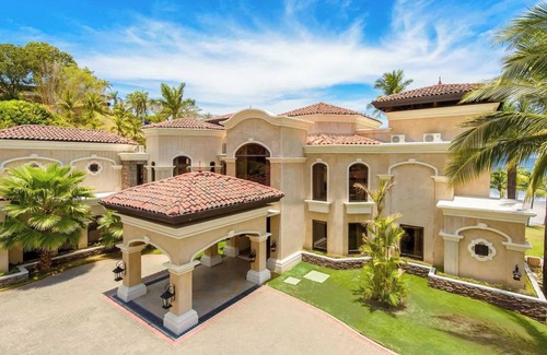 Playa Flamingo House | Stunning Luxury Mansion in Playa Flamingo with Six Bedrooms and Beachfront Acces