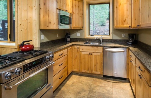 Bend Cabin | Stunning Luxury w/Hot tub & Amazing Views on Private Lake - Bend