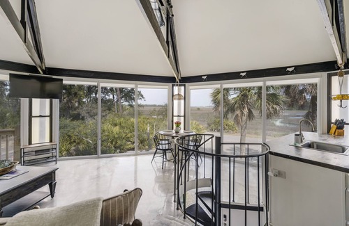 Saint Helena Island House | Stunning marsh views in updated “Treehouse”