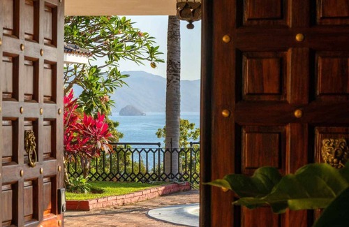 Conchas Chinas Villa | Stunning Mid-Century Modern Villa with Spacious Pool Deck & Panoramic Ocean View
