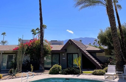 Palm Springs Condo | Stunning Mid-Century Modern Condo with Gorgeous Mountain Views
